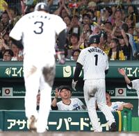 　４回、先制の生還を果たした森下（１）を迎える藤川監督（中央）＝撮影・北村雅宏