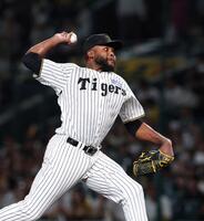 　８回から登板するドリス（撮影・北村雅宏）