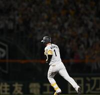 　５回、ソロを放ちダイヤモンドを一周する森下（撮影・西田忠信）