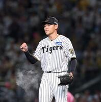 　３回、佐藤輝が蛯名の打球を好捕してアウトにし、笑顔を見せる早川（撮影・北村雅宏）