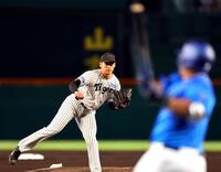 　１回、早川はビシエドを併殺に打ち取る（撮影・山口登）