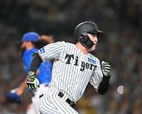 　４回、右前への打球で一塁へ走る高寺（撮影・西田忠信）