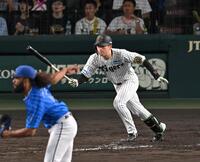 　　４回、ジャクソンから先制打を放つ高寺（撮影・飯室逸平）