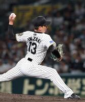 　９回から登板する岩崎（撮影・北村雅宏）