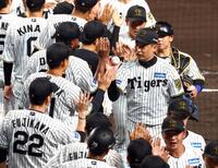 　岩崎（中央右）はウイニングボールを早川に手渡す（撮影・山口登）