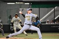 　八回から登板した小川