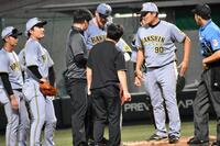 　久保田チーフ投手コーチらと話すビーズリー