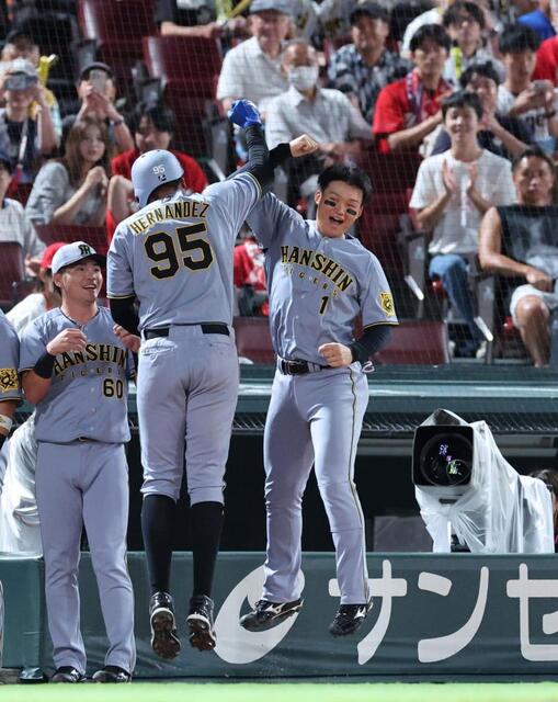 ウル虎の夏 リストバンド 森下翔太&佐藤輝明 阪神・森下翔太 佐藤輝ベンチ外で初めて打った本塁打 ジャンピング肘