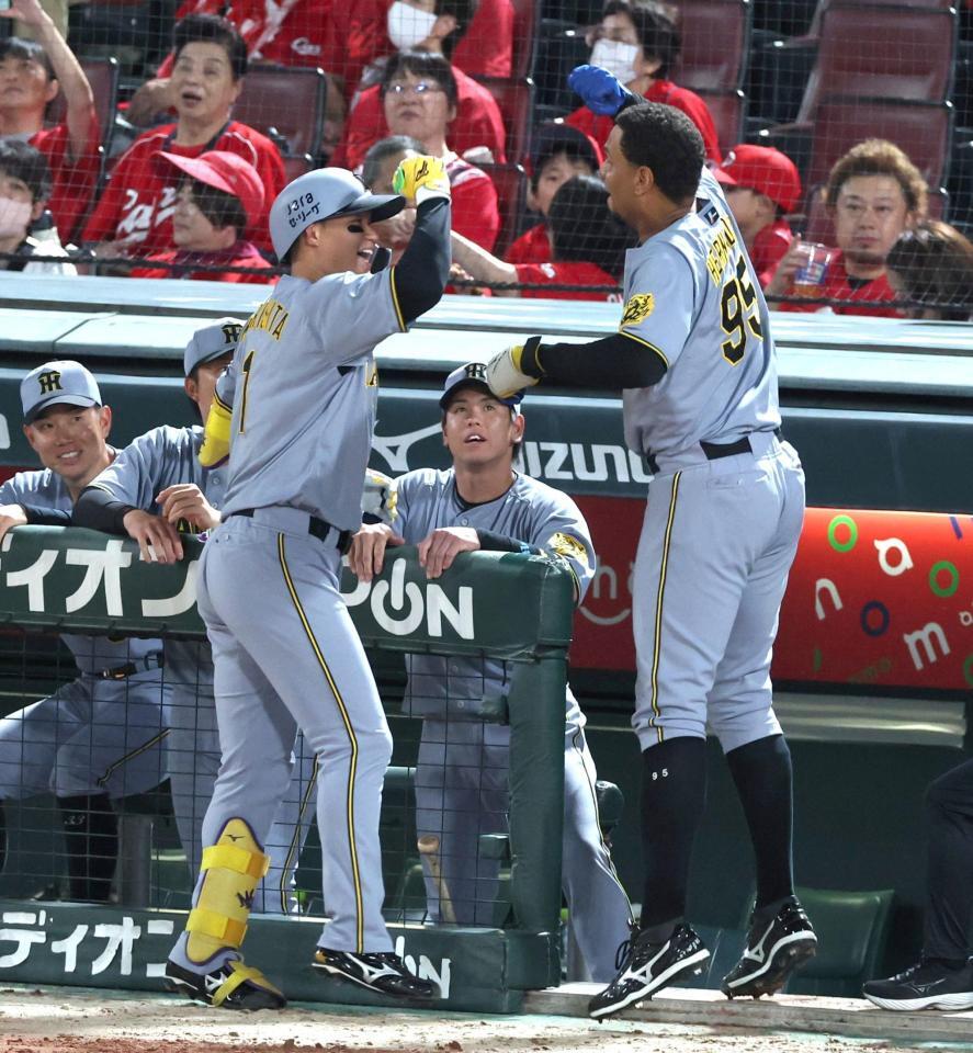 　３回、先制２ランを放った森下はヘルナンデス（右）とタッチを交わす（撮影・北村雅宏）