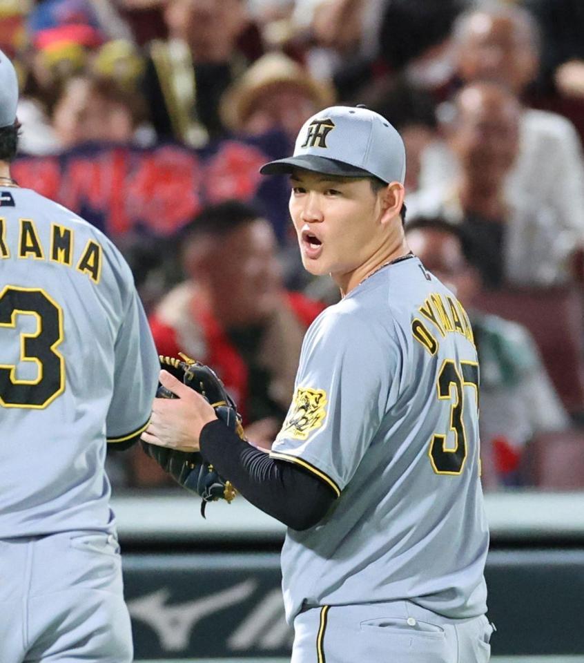 　６回、ピンチをしのぎ、気合の入った表情を見せる及川雅貴（撮影・市尻達拡）