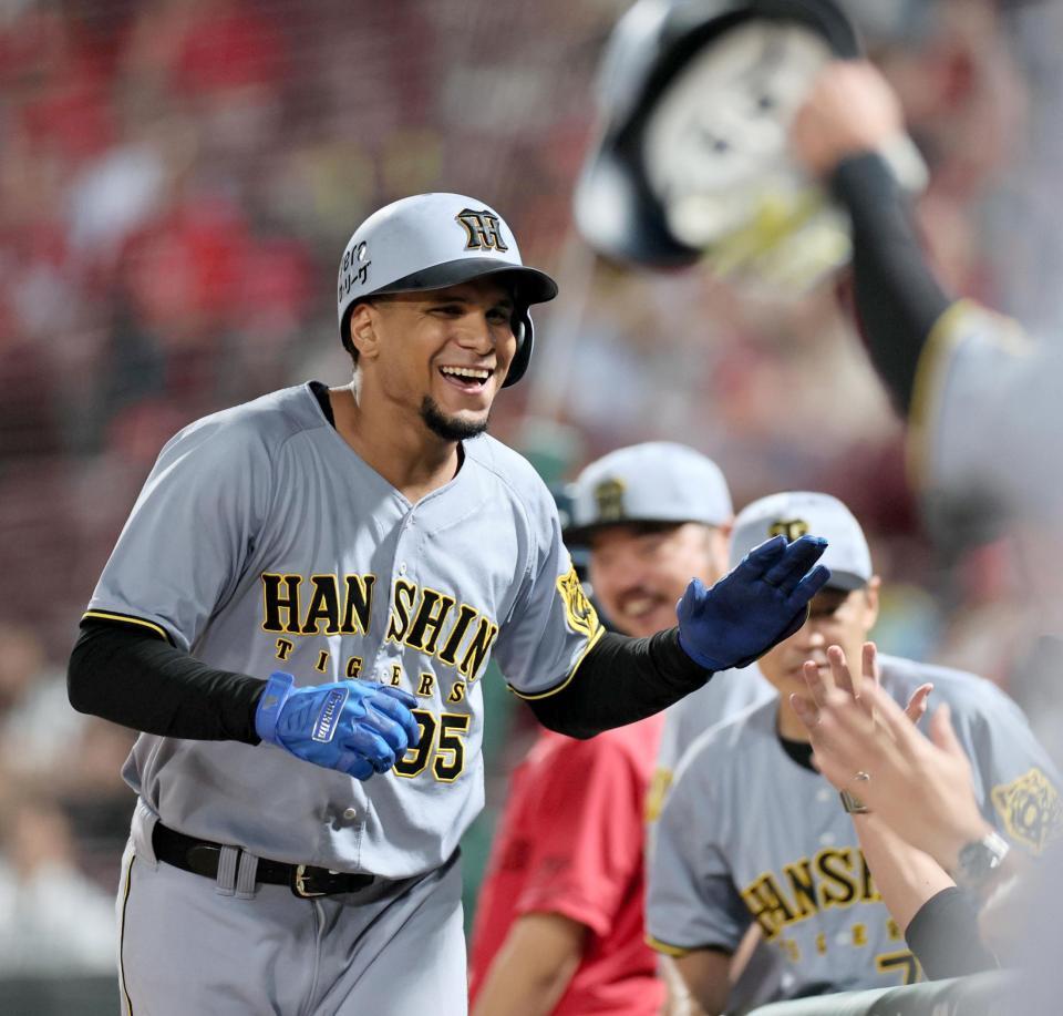 　６回、来日１号ソロを放ったへルナンデスは大喜び＝マツダスタジアム（撮影・田中太一）