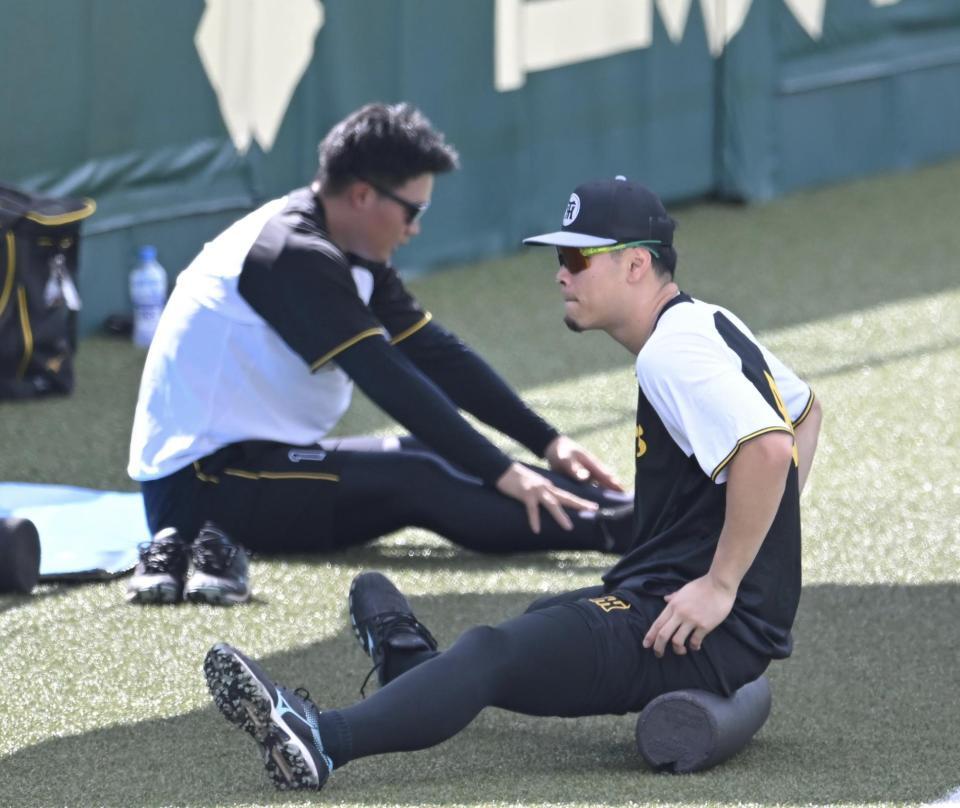 　試合前に森下らとストレッチする佐藤輝