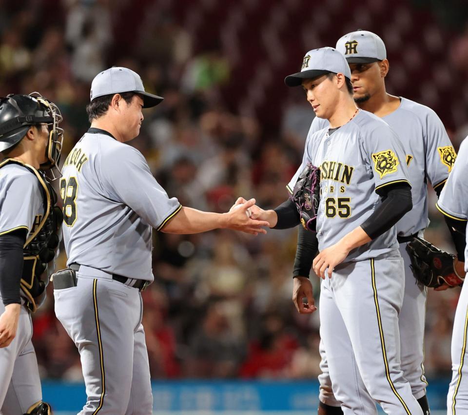 　広島戦の６回、降板を告げられ、ベンチに下がる湯浅（１８日）