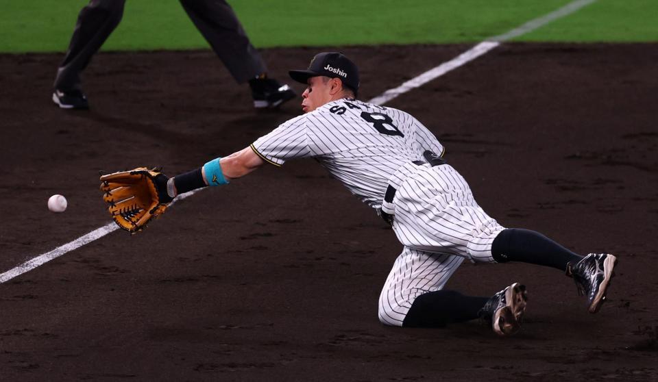 　３回、佐藤輝は蝦名の打球を好捕し一塁アウトにする（撮影・山口登）