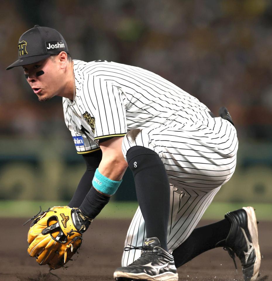 　３回、蛯名のゴロを好捕する佐藤輝（撮影・北村雅宏）