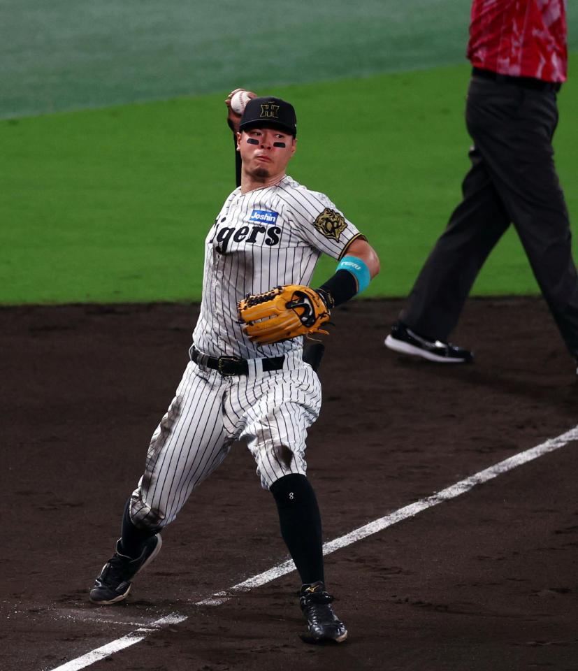 　３回、佐藤輝は蝦名の打球を好捕し一塁アウトにする（撮影・山口登）