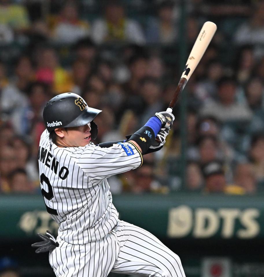 　３回、中前打を放つ梅野（撮影・西田忠信）