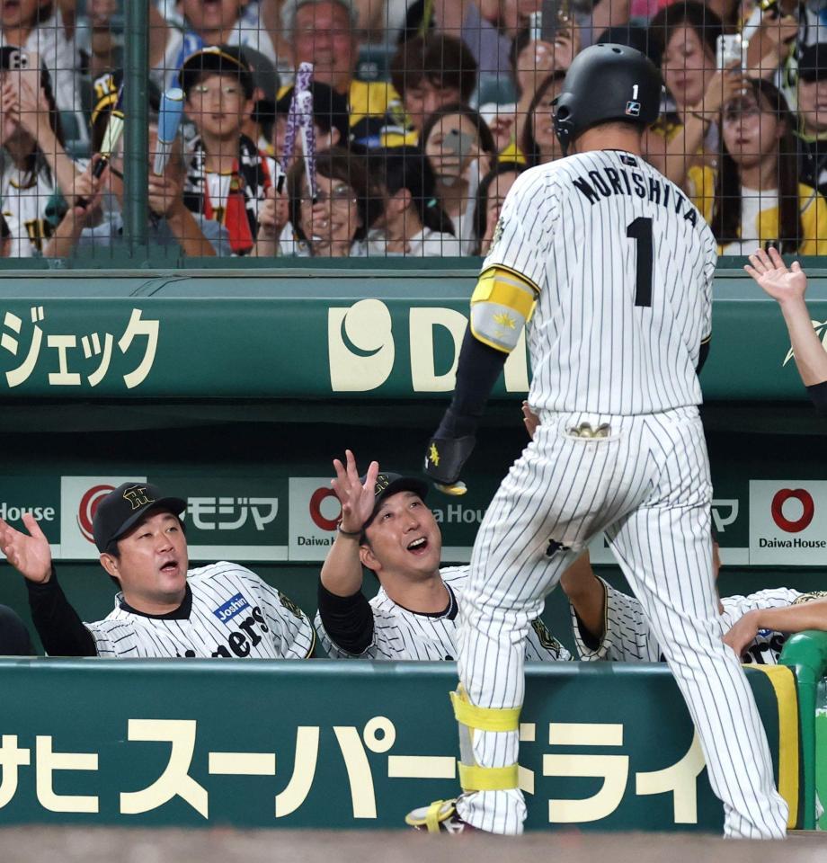 　５回、ソロを放った森下（１）を迎える藤川監督（中央）＝撮影・北村雅宏