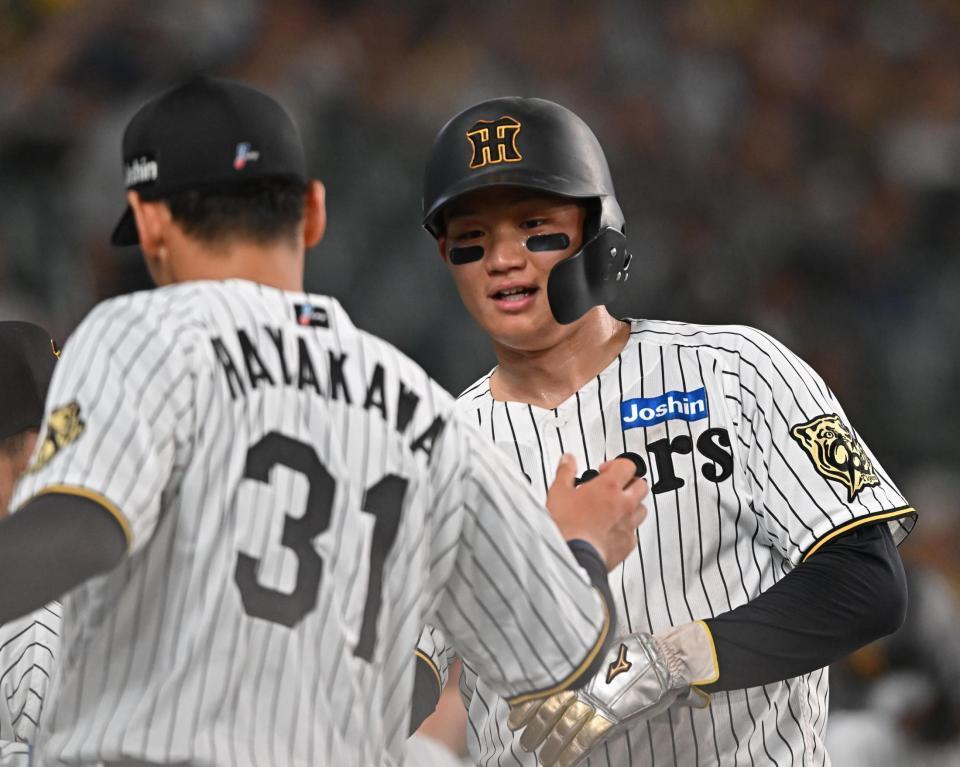 　４回、高寺の先制打で生還した森下（撮影・西田忠信）