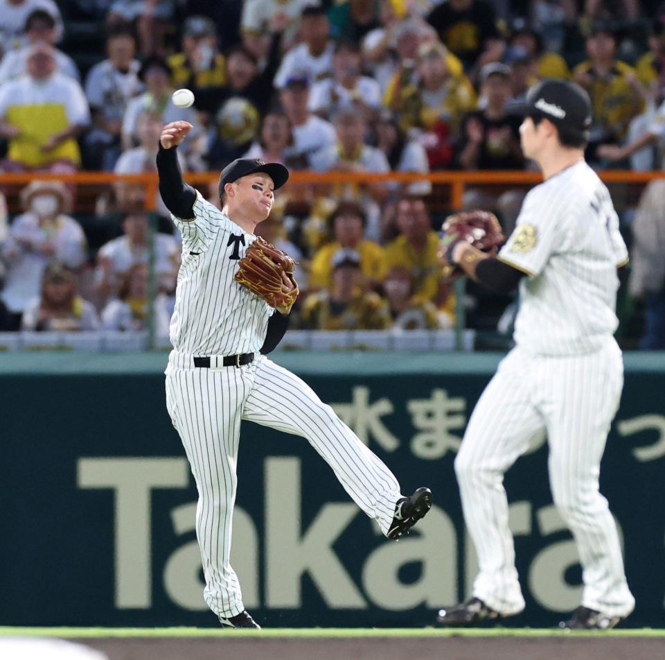 　１回、筒香のフライを捕球し、素早く一塁へ送球して封殺を狙う森下（左）＝撮影・北村雅宏