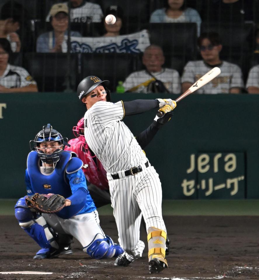 　４回、中前打を放つ森下（撮影・飯室逸平）