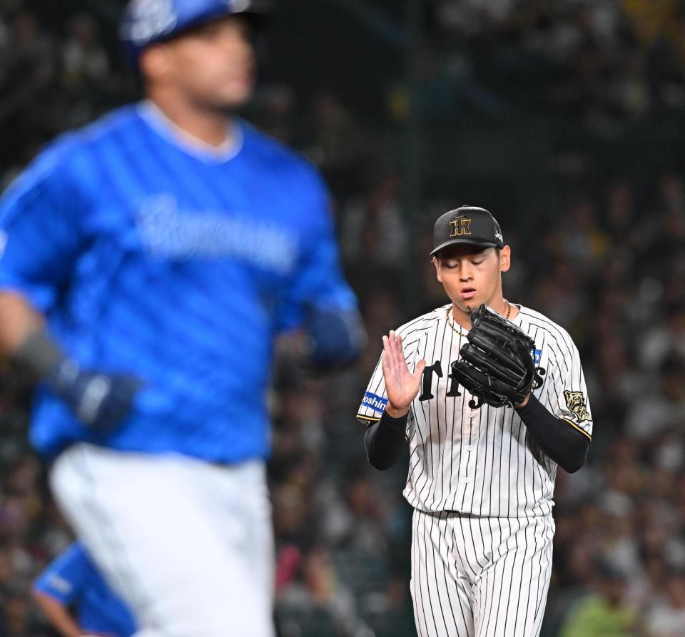 　６回、ビシエド（左）を三ゴロに仕留めた早川（撮影・西田忠信）