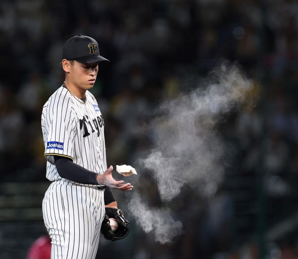 　２回、ロジンの粉を手につける早川（撮影・北村雅宏）