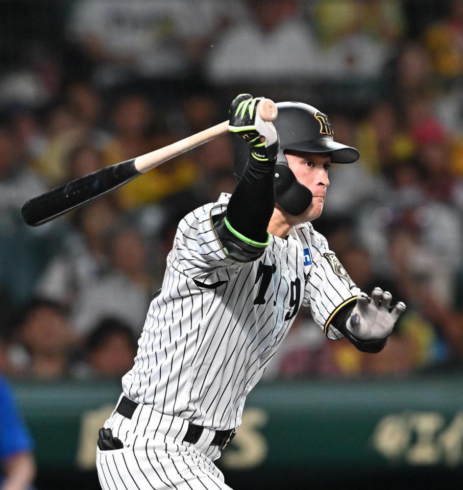 　４回、先制打を放つ高寺（撮影・西田忠信）