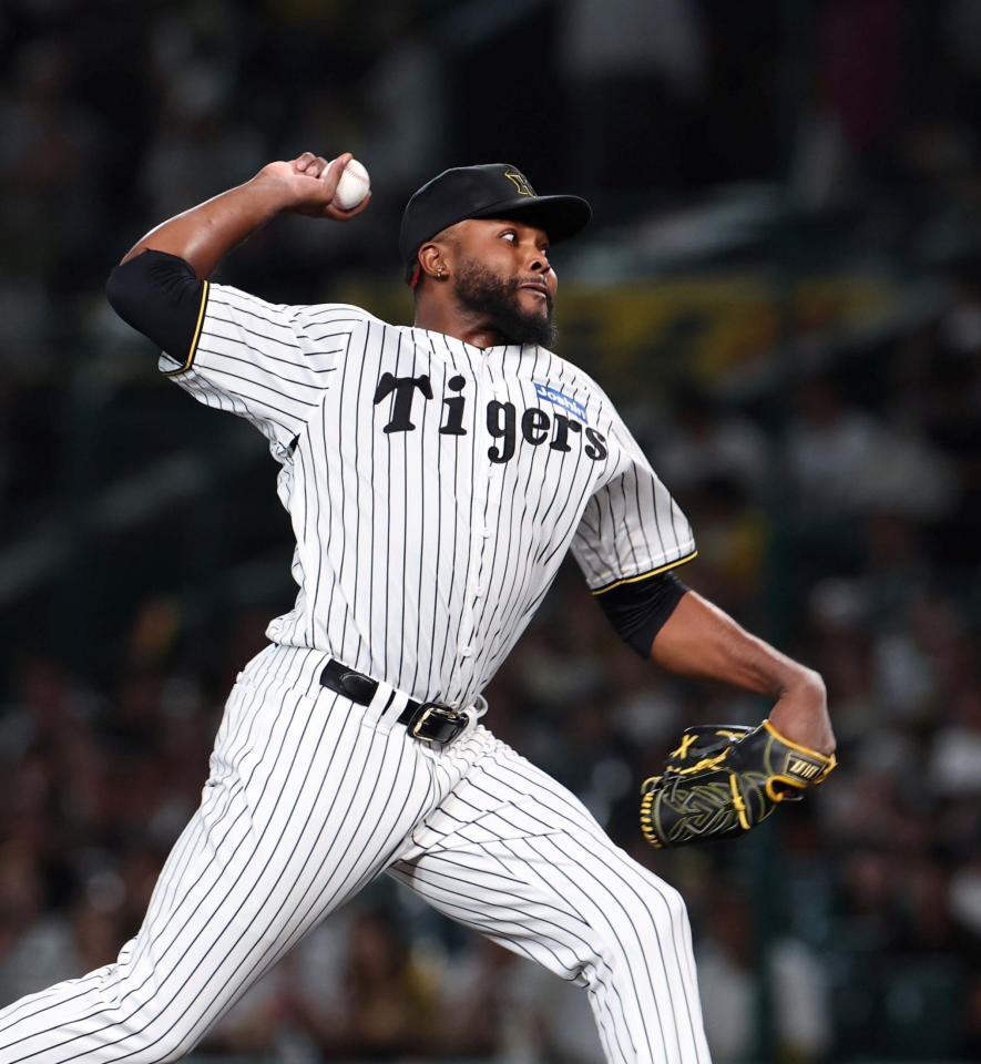 　８回から登板するドリス（撮影・北村雅宏）