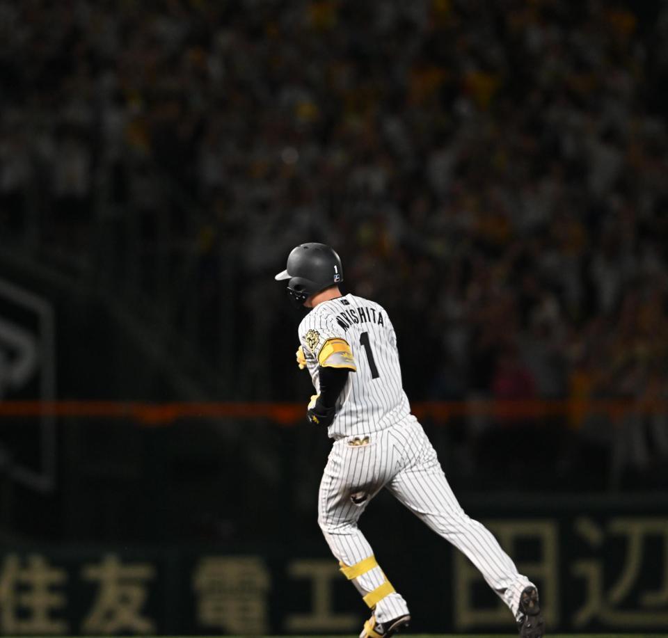 　５回、ソロを放ちダイヤモンドを一周する森下（撮影・西田忠信）