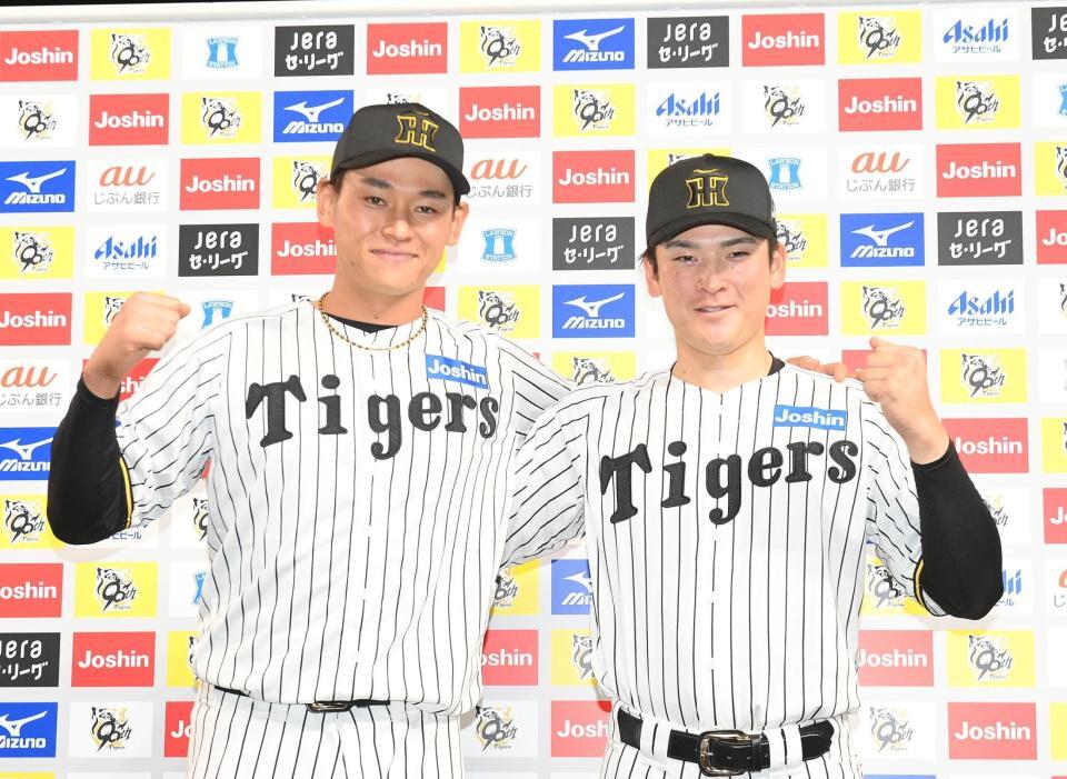 　お立ち台でポーズを決める早川（左）と高寺（撮影・西田忠信）