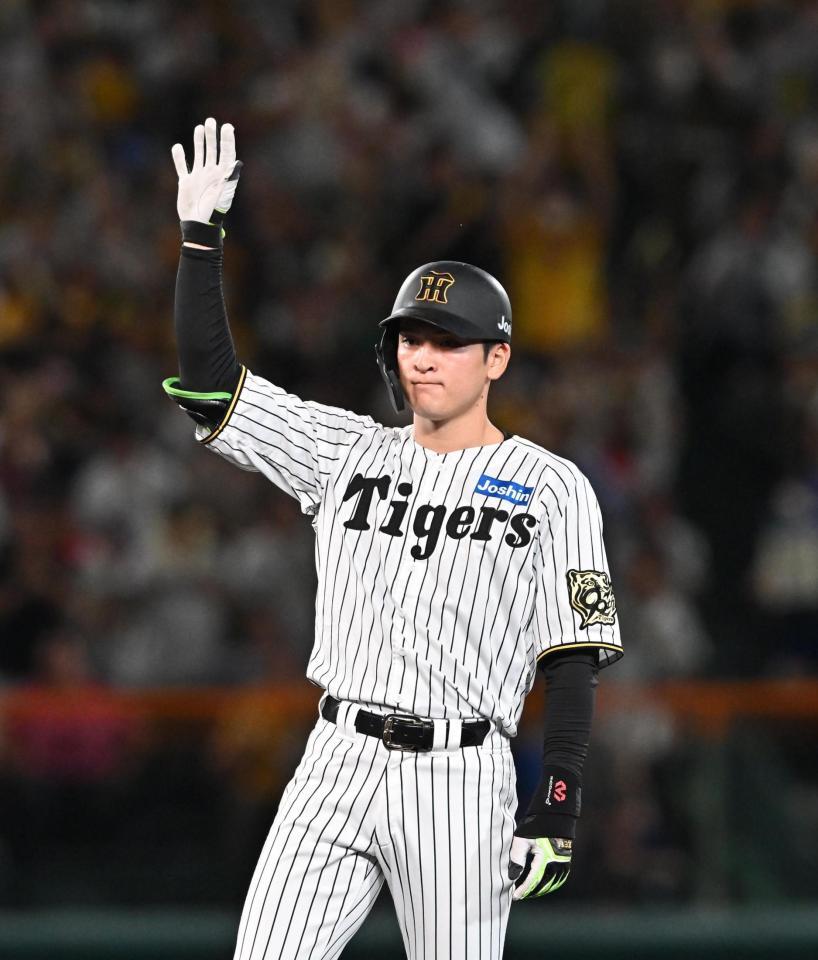 ４回２死一、二塁、先制打を放った阪神・高寺望夢＝甲子園（撮影・西田忠信）