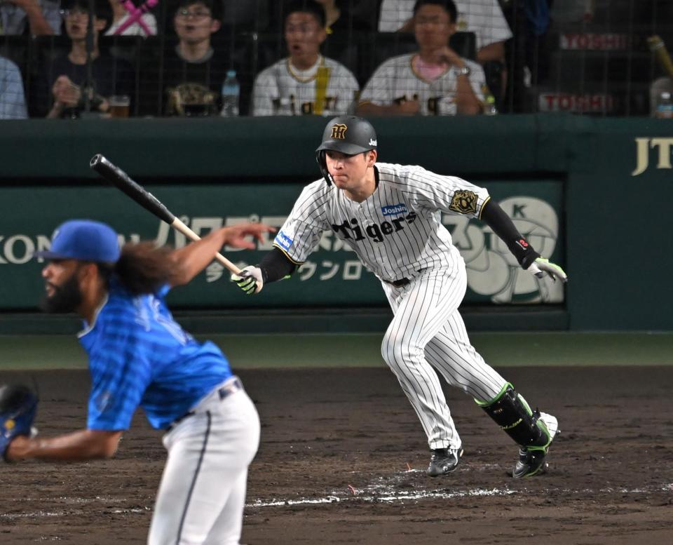 　　４回、ジャクソンから先制打を放つ高寺（撮影・飯室逸平）