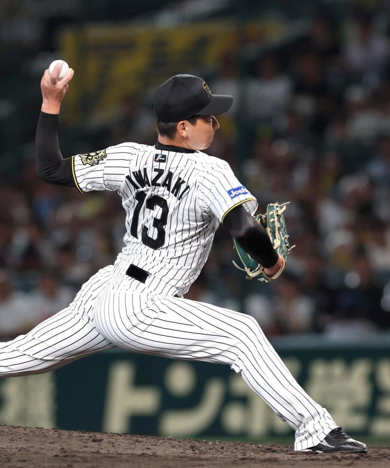 　９回から登板する岩崎（撮影・北村雅宏）