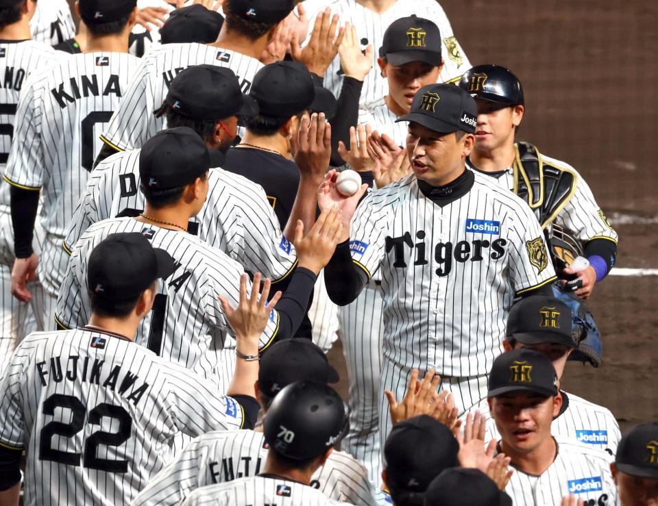 　岩崎（中央右）はウイニングボールを早川に手渡す（撮影・山口登）