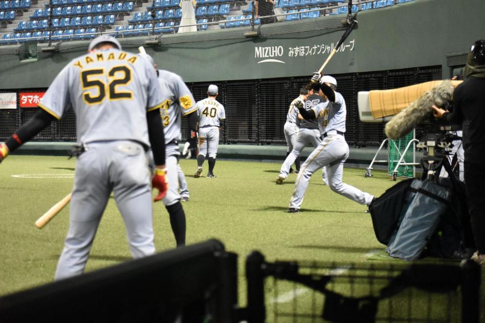 　試合終了後にスイング練習を行うナイン