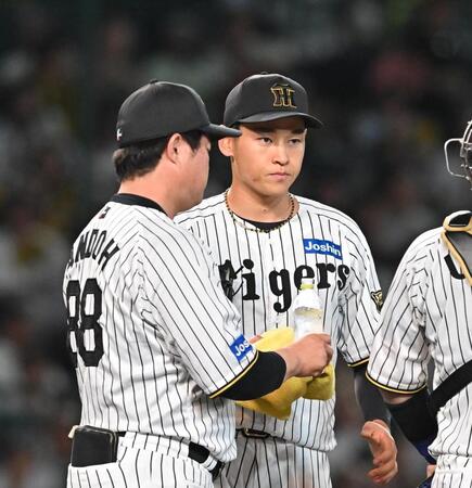 　６回、安藤投手コーチ（左）に声をかけられる早川（撮影・西田忠信）