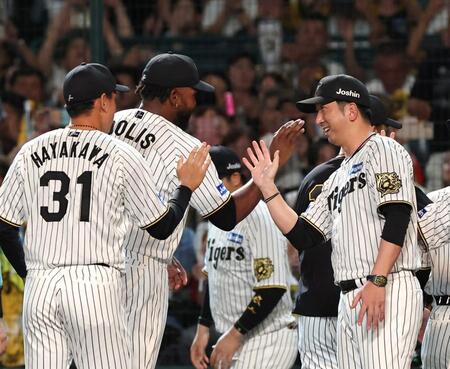 　勝利を挙げた早川（３１）を迎える藤川監督（右）＝撮影・北村雅宏