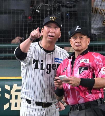 　９回、選手交代を告げる藤川監督（撮影・飯室逸平）