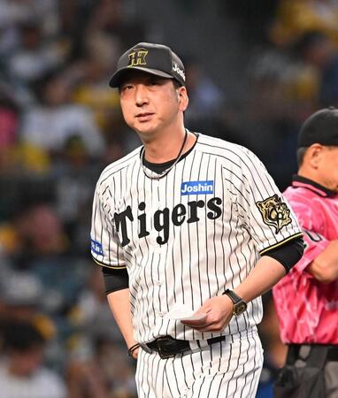 　メンバー表の交換を終えた藤川監督（撮影・西田忠信）