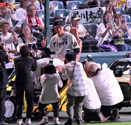 　Ｖサインの早川（撮影・飯室逸平）