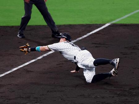 　３回、蝦名の打球を好捕する佐藤輝（撮影・山口登）