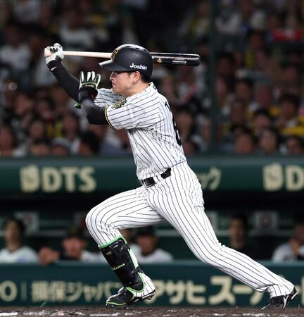 　４回、先制打を放つ高寺（撮影・北村雅宏）