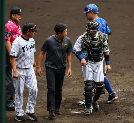 　３回、梅野は筒香の打球を手に当てベンチに戻る（撮影・山口登）