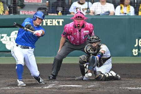 　４回、筒香の打球が梅野に当たる（撮影・飯室逸平）