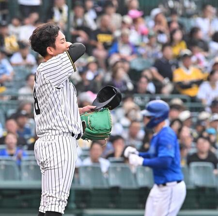 　８回、オースティン（右）に２ランを浴びた伊原（撮影・西田忠信）