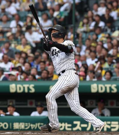 　７回、ソロを放つ大山（撮影・北村雅宏）