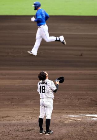 　８回、伊原はオースティンに２ランを許す（撮影・山口登）