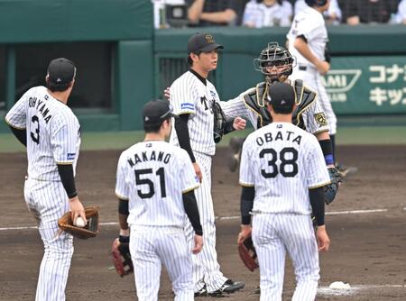 　５回２失点で降板する高橋（中央）＝撮影・飯室逸平