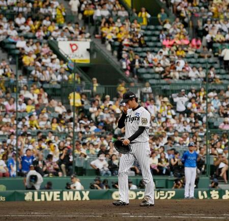 　５回途中、降板する高橋（撮影・西田忠信）